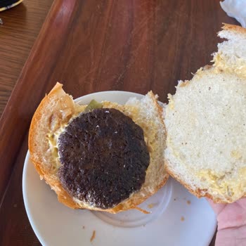 Beltur Cafe'de Pahalı Ve Kalitesiz Hamburger Hayal Kırıklığı