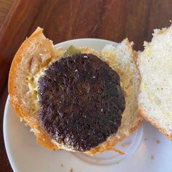 Beltur Cafe'de Pahalı Ve Kalitesiz Hamburger Hayal Kırıklığı