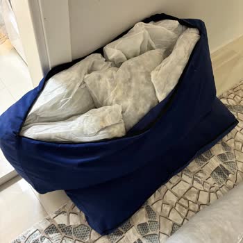 Kullanılmış Malzeme İle Doldurulmuş Minderler Ve İlgisiz Müşteri Hizmeti