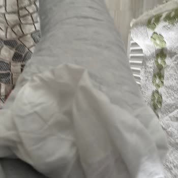 Kullanılmış Malzeme İle Doldurulmuş Minderler Ve İlgisiz Müşteri Hizmeti