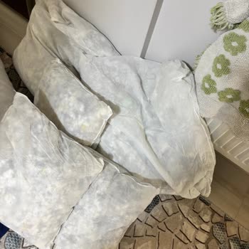 Kullanılmış Malzeme İle Doldurulmuş Minderler Ve İlgisiz Müşteri Hizmeti