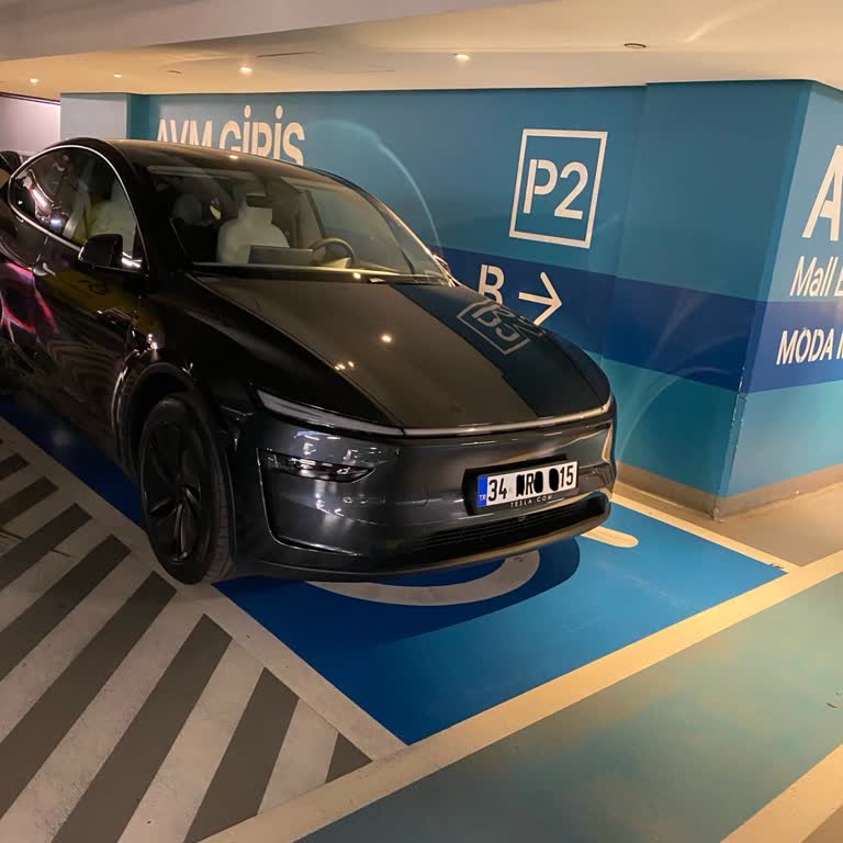 Emaar Square Mall'da Engelli Otoparklarının Lüks Araçlarca İşgali