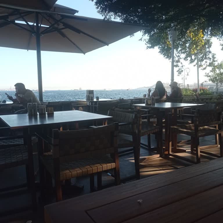 Kule Cafe Deniz Kenarındaki Masalar İçin Ekstra Ücret Alınması Mağduriyet Yaratıyor