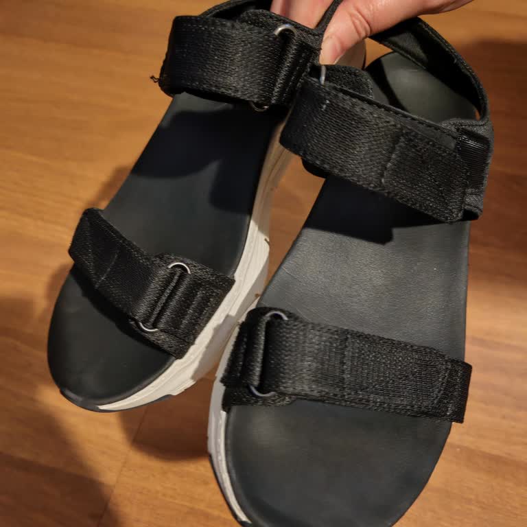 Skechers Arch Fit Sandalen verursachen Verletzungen und Rückgabe abgelehnt