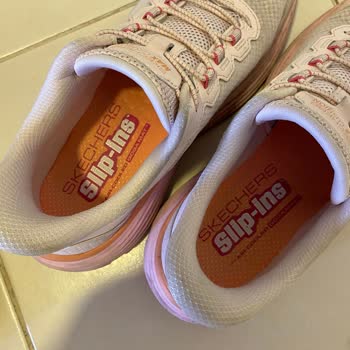 Skechers Slip Ins Schuhe verursachen starke Fersenschmerzen