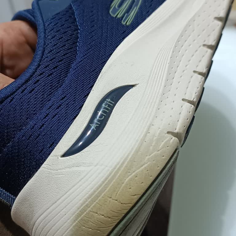 Skechers Arch Fit 2.0 Schuhe trotz kurzer Nutzung verfärbt und keine Lösung angeboten