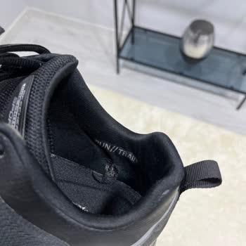 Skechers Safeguard Schuhe nach kurzer Nutzung im Fersenbereich beschädigt