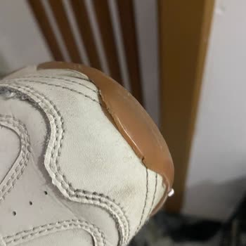 Skechers D’Lites Schuhe nach zwei Monaten mit Nahtschäden Reklamation abgelehnt