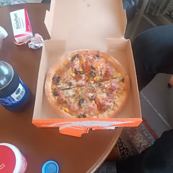 Little Caesars Orta Boy Pizza Siparişi Verdik Uygulama Otomatik Olarak Küçük Boya Çevirmiş