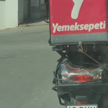 Yemek Sepeti Kuryesinin Trafikte Tehlikeli Ve Tehditkâr Davranışları