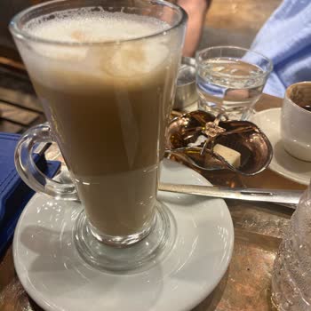 Şekerci Cafer Erol'da Latte Servisinde Karışıklık ve Yetersiz Bilgilendirme