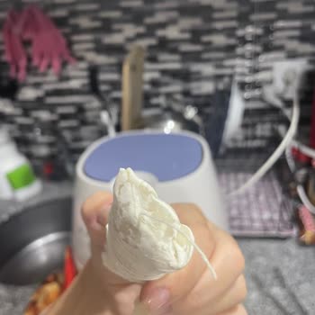 Dondurulmuş Börekten Çıkan Kalın Beyaz İp Hijyen Endişesi Yarattı