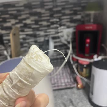 Dondurulmuş Börekten Çıkan Kalın Beyaz İp Hijyen Endişesi Yarattı