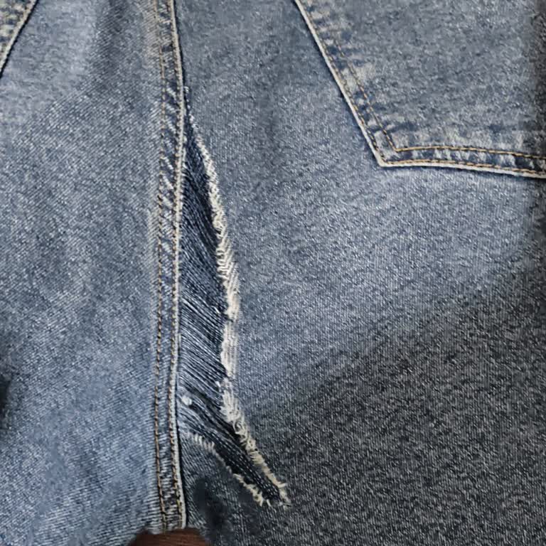 Defacto Jean Pantolonum Az Kullanımda Arka Kısmından Yırtıldı