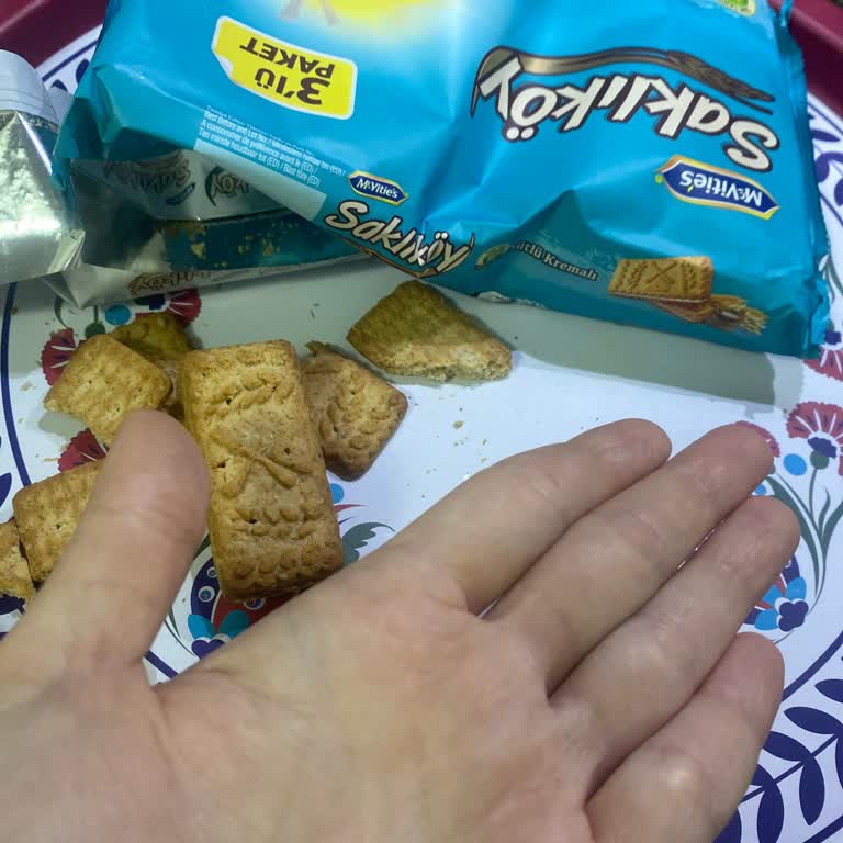 Bisküvi İçinden Çıkan Sert Cisim Boğazımda Sağlık Sorununa Yol Açtı