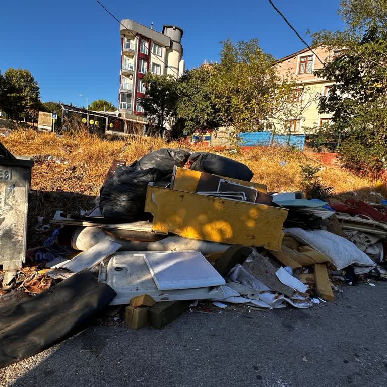 Bırakılmış Mobilya Atıkları Aylardır Kaldırılmıyor