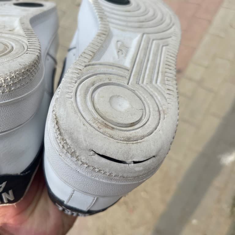 Üç Kez Giyilen Nike Ayakkabının Tabanında Delik Oluştu Mağduriyetim Giderilmiyor