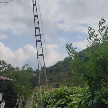 Devrilmek Üzere Olan Sokak Lambası Güvenliğimizi Tehdit Ediyor