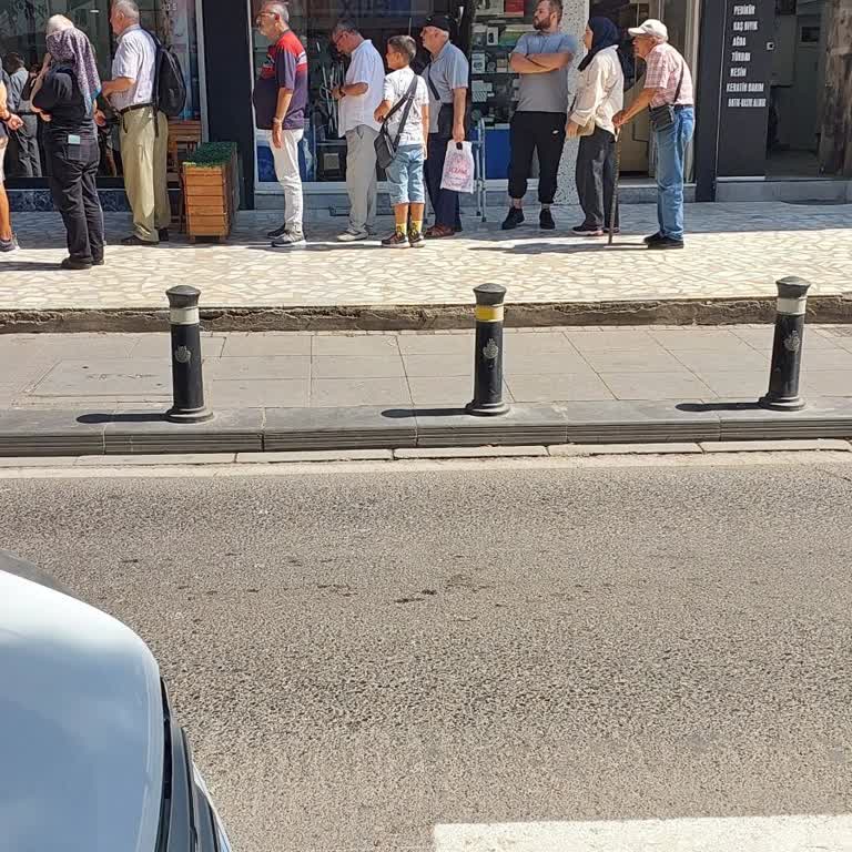 Kent Lokantası Kuyruğu İş Yerimizin Önünü Kapatıyor Mağduriyetimiz Artıyor