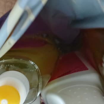 Ağzı Kırık Ve Akmış Deterjanlara Mağazada İlgisiz Yaklaşım