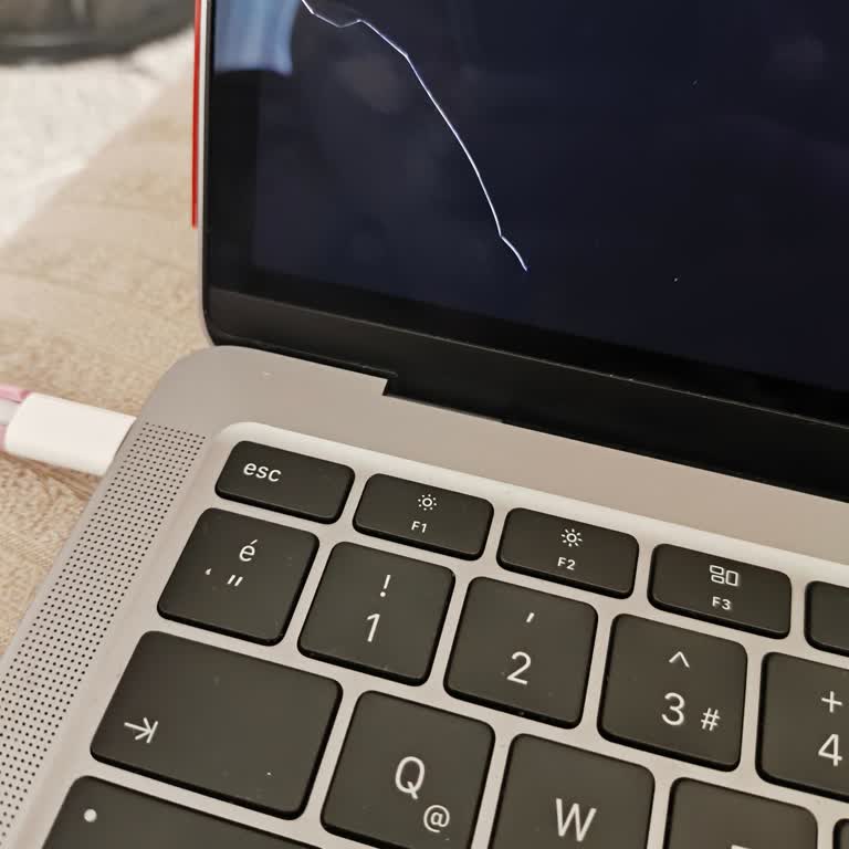 Servis Sonrası Macbook Ekranındaki Çizik Büyüdü, Ücretsiz Onarım Talebi