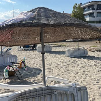 Halk Plajında Şezlong İşgali Nedeniyle Kamuya Erişim Engelleniyor