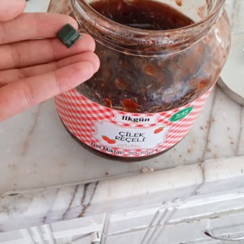 Çilek Reçelinde Plastik Parça Çıkması Ve Diş Sızısı Yaşanması