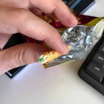 Eti Susamlı Çubuk Kraker İçinden Yabancı Cisim Çıkması