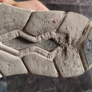 Я купил кроссовки Lotto, подошва испортилась за 3 месяца