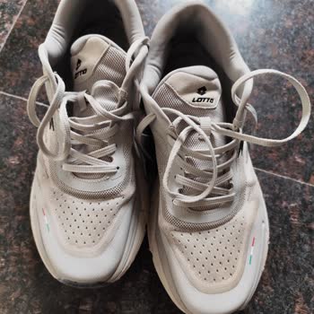 Я купил кроссовки Lotto, подошва испортилась за 3 месяца