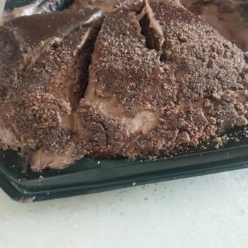 Sevilen Pastadan Çikolata Parçaları Kaldırıldı, Hayal Kırıklığına Uğradık