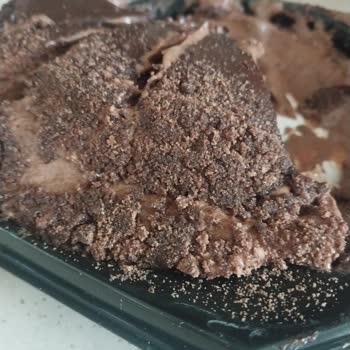 Sevilen Pastadan Çikolata Parçaları Kaldırıldı, Hayal Kırıklığına Uğradık