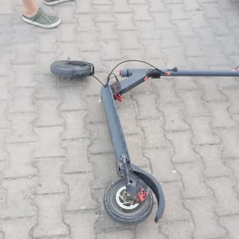 Scooterın Direksiyon Kısmı Aniden Kırıldı Oğlum Yaralandı