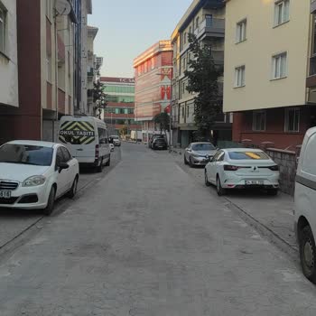 Kaldırımlar Araçlar Tarafından İşgal Ediliyor Bebek Arabasıyla Geçemiyorum