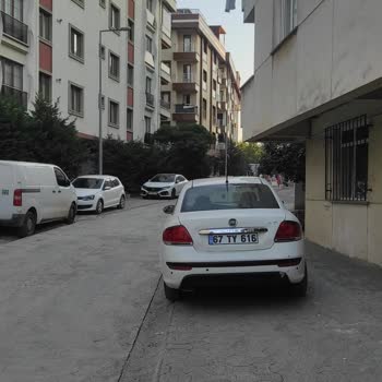 Kaldırımlar Araçlar Tarafından İşgal Ediliyor Bebek Arabasıyla Geçemiyorum