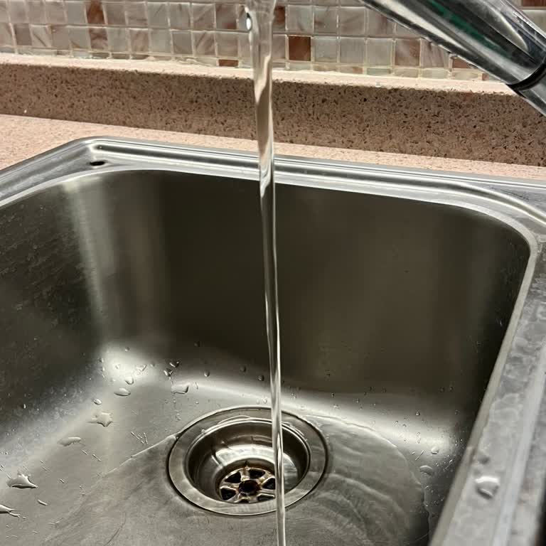 Üst Katlarda Sürekli Su Basınç Düşüklüğü Ve ASKİ'den Çözüm Beklentisi