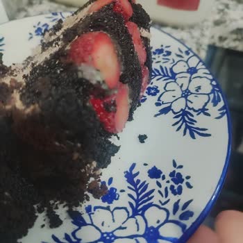 Çağdaş Market'ten Aldığım Pastada Küf Çıktı, Para İadesi Talep Ediyorum