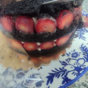 Çağdaş Market'ten Aldığım Pastada Küf Çıktı, Para İadesi Talep Ediyorum