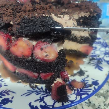 Çağdaş Market'ten Aldığım Pastada Küf Çıktı, Para İadesi Talep Ediyorum