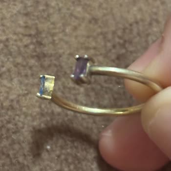 Altın Kaplama Yüzük Kısa Sürede Soldu, Taşlar Parmağımı Kesiyor Ve İşçilik Özensiz