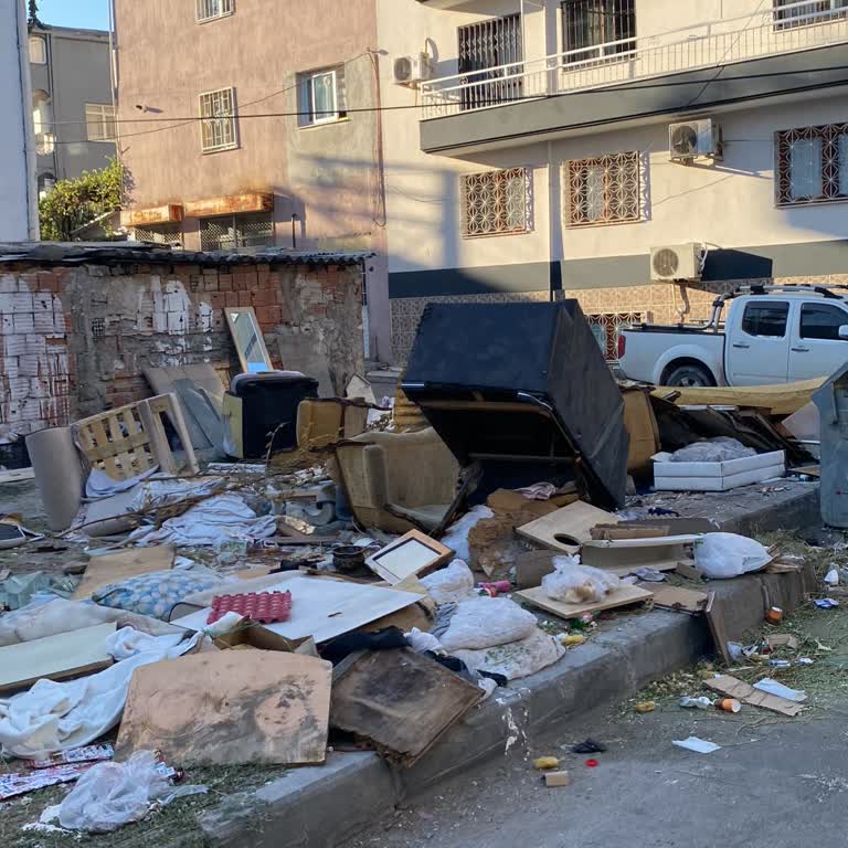 Bayraklı Belediyesi’nde Çöpler Haftalardır Alınmıyor, Mahallemiz Kötü Kokuya Mahkûm Edildi