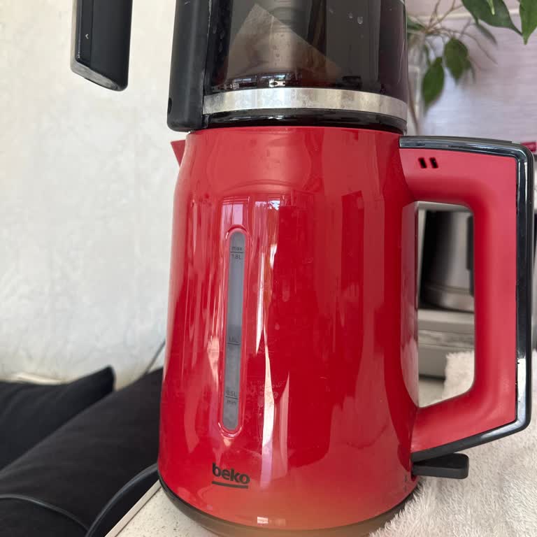 Beko Çaycı Sürekli Su Akıtıyor, Kalıcı Çözüm Sunulmuyor