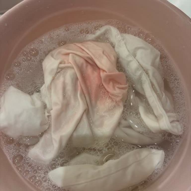 Domestos Çamaşır Suyu Yastık Kılıfımı Pembe Renge Dönüştürdü