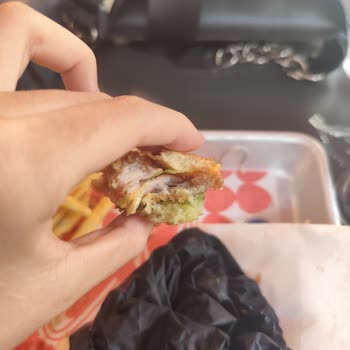 Magnus Handmade Burgers Yemeğin İçinden Kıl Çıktı!