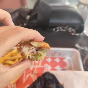 Magnus Handmade Burgers Yemeğin İçinden Kıl Çıktı!