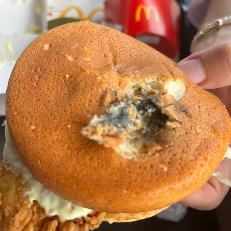 McDonald's Siparişimde Küflü Ekmekle Karşılaştım Özür Ve İade Bekliyorum!