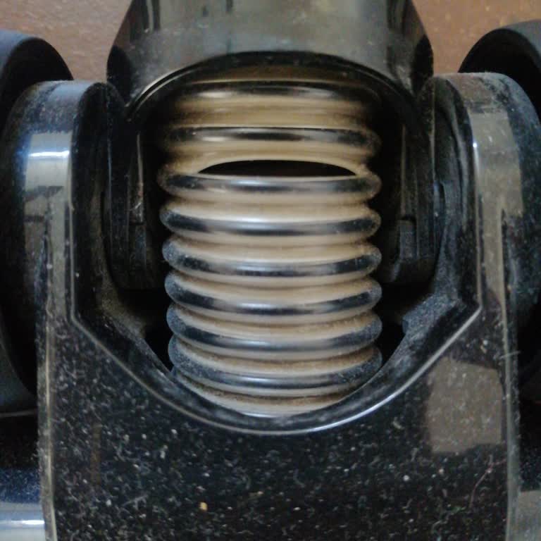 Garanti Kapsamındaki Süpürge Hortumu Yırtıldı, Ücretsiz Değişim Talebi