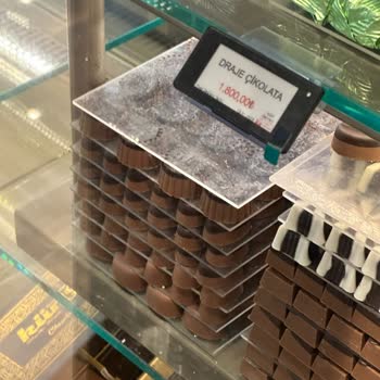 Hijyenik Olmayan Çikolata Paketi Ve İlgisiz Çalışanlar Mağdur Etti