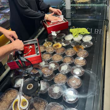 Hijyenik Olmayan Çikolata Paketi Ve İlgisiz Çalışanlar Mağdur Etti