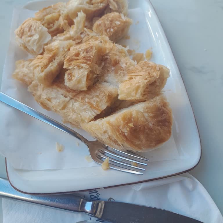 Soğuk Ve Sert Börek, İlgisiz Personel Nedeniyle Mağduriyet Yaşadım